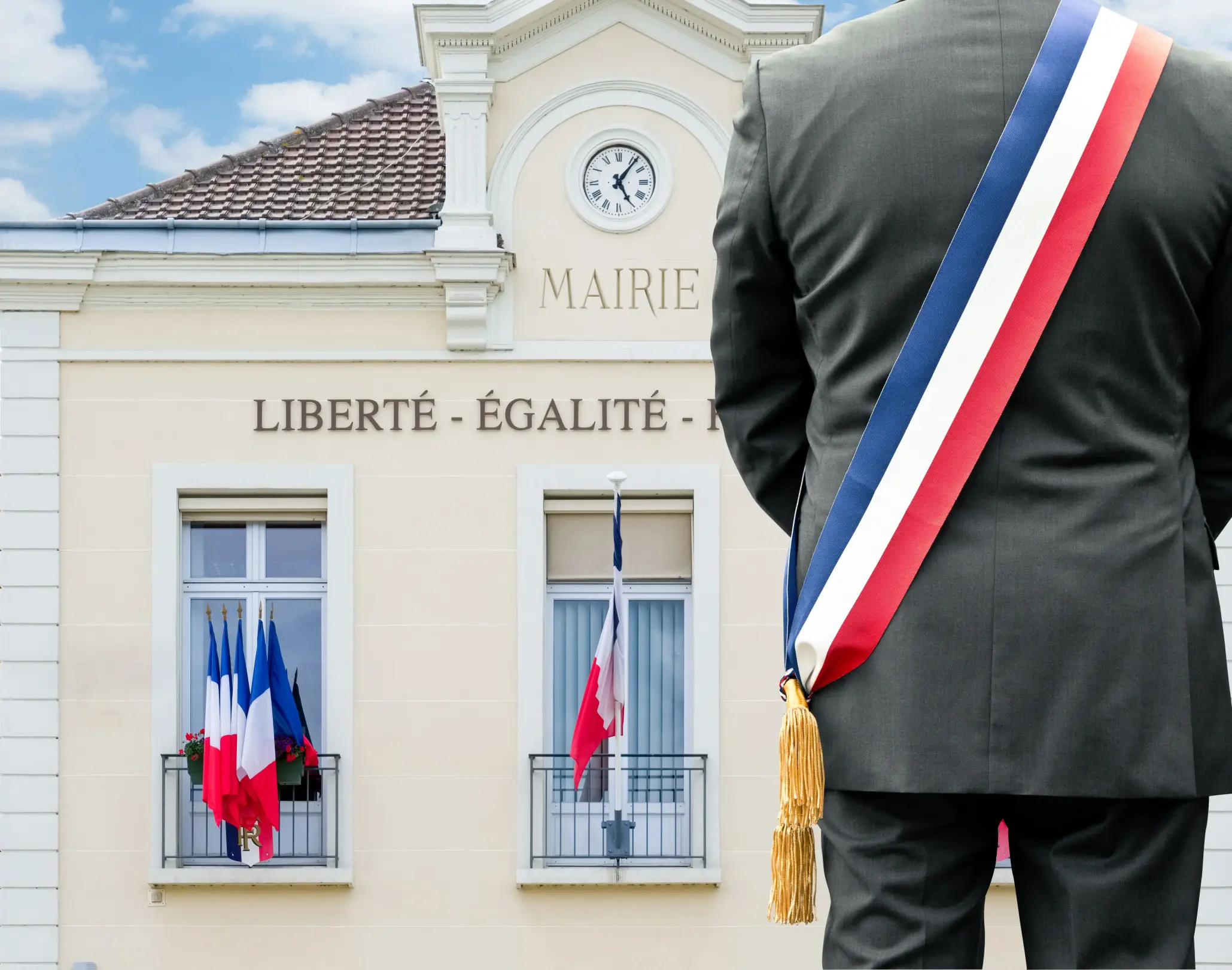 Maire devant sa mairie